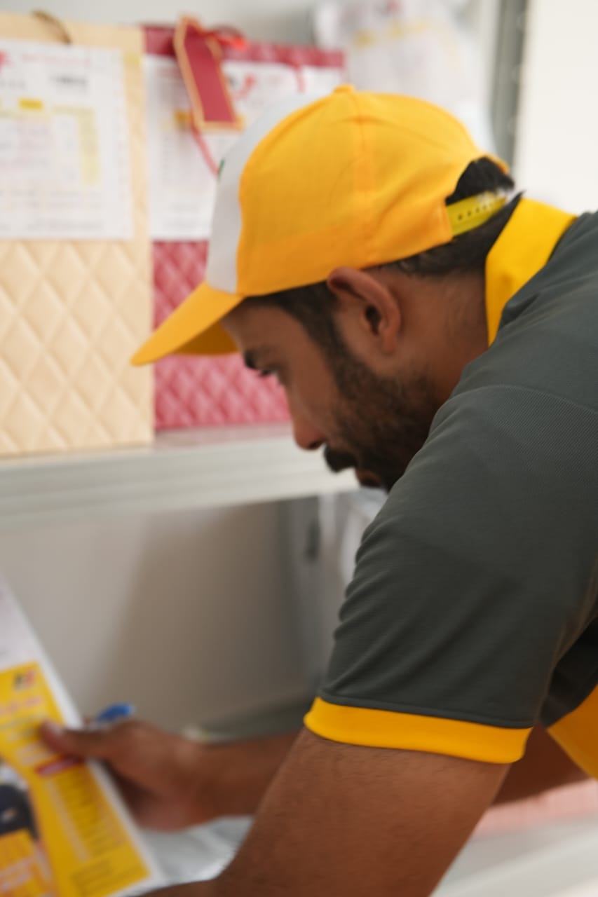 فريق العمل المحترف في عهد الجاسر للشحن والتوصيل
